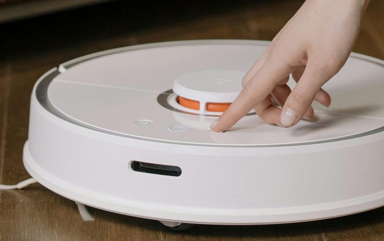 Robotic vacuum cleaner