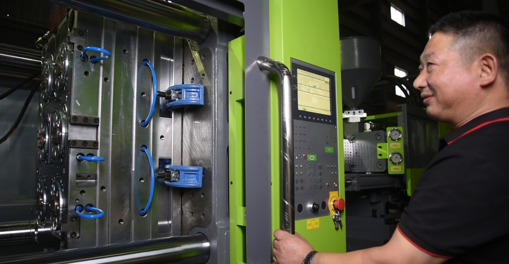 Syringes Injection Molding Machine Operation