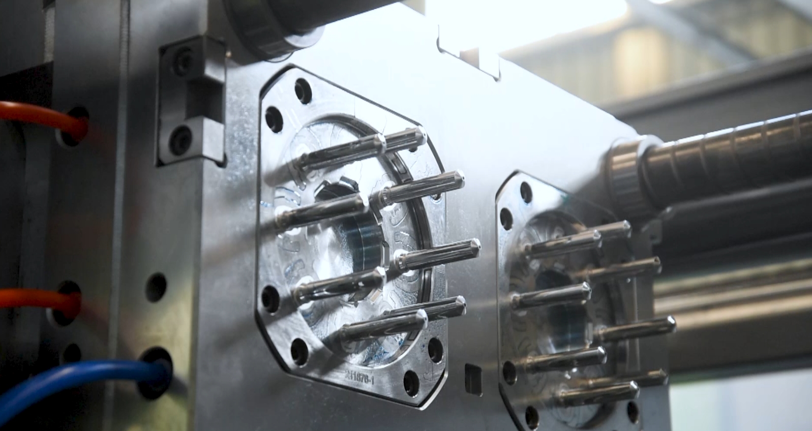 Syringes Injection Molding Machine|High-speed Mold Opening and Closing with Precise Clamping Force